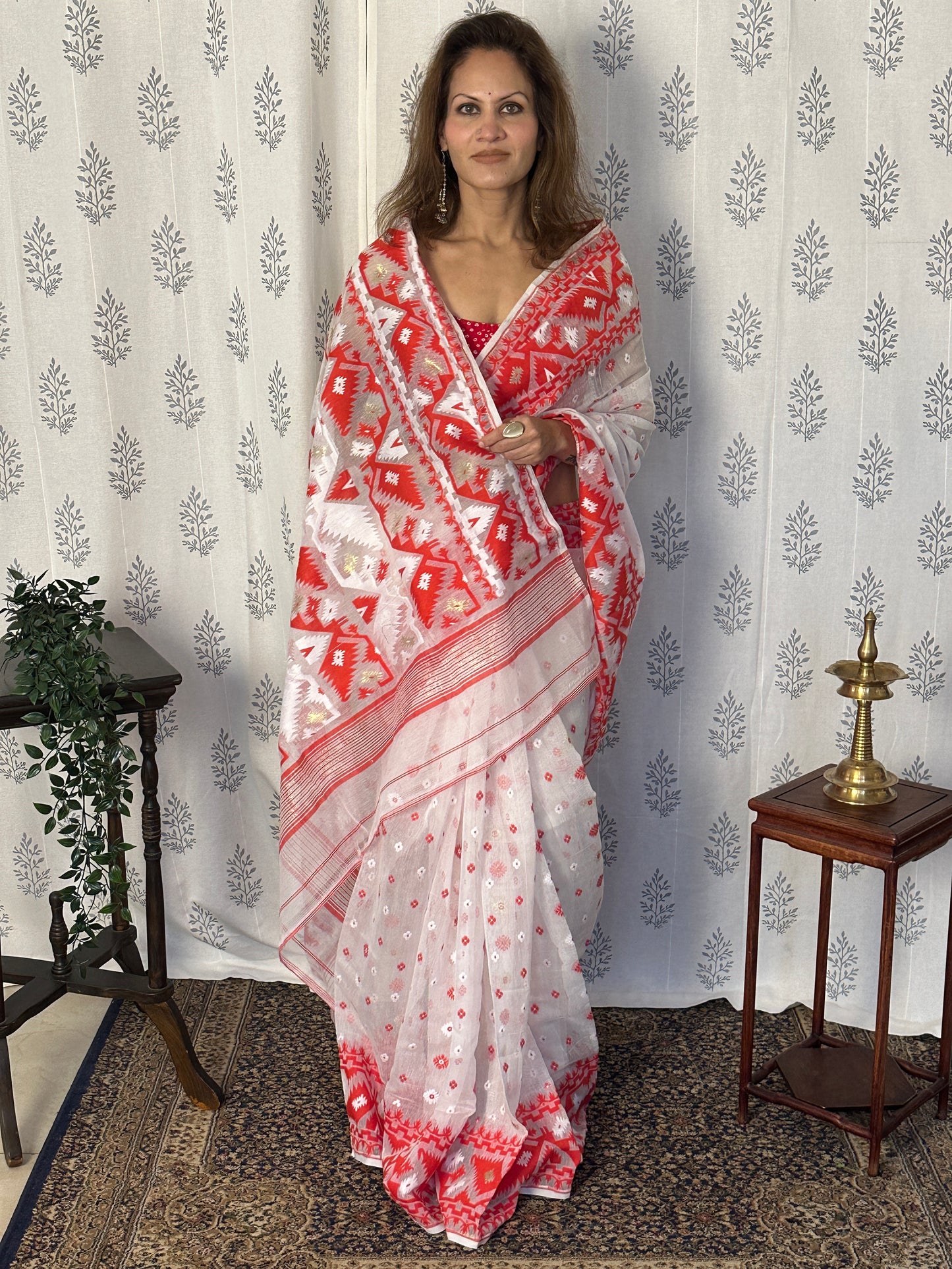 White & Red Jacquard Weaving Cotton Silk Jamdani Saree with Zari Work