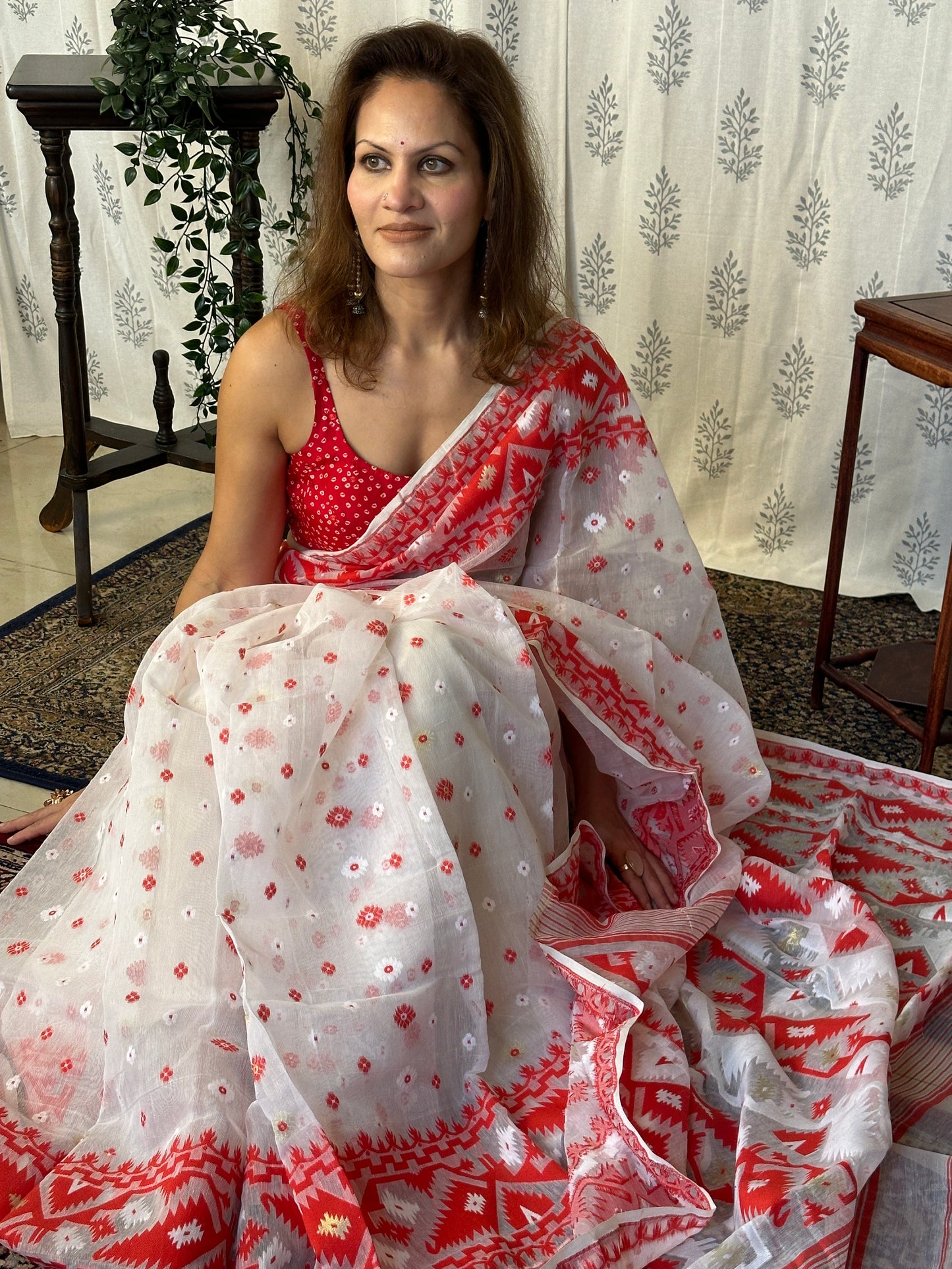 White & Red Jacquard Weaving Cotton Silk Jamdani Saree with Zari Work