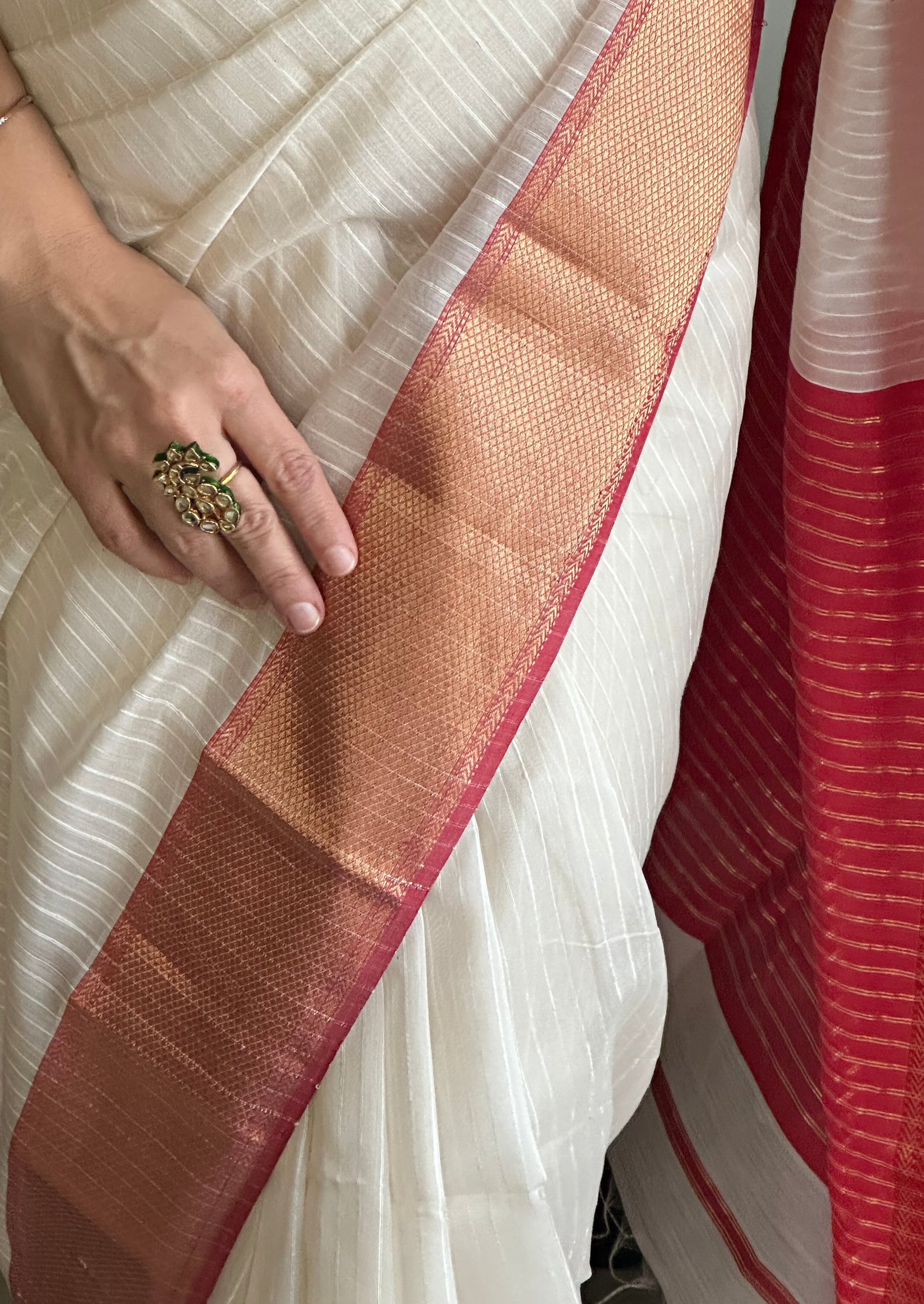 Handloom Maheshwari Sari with Woven Silk Lines - Raahini