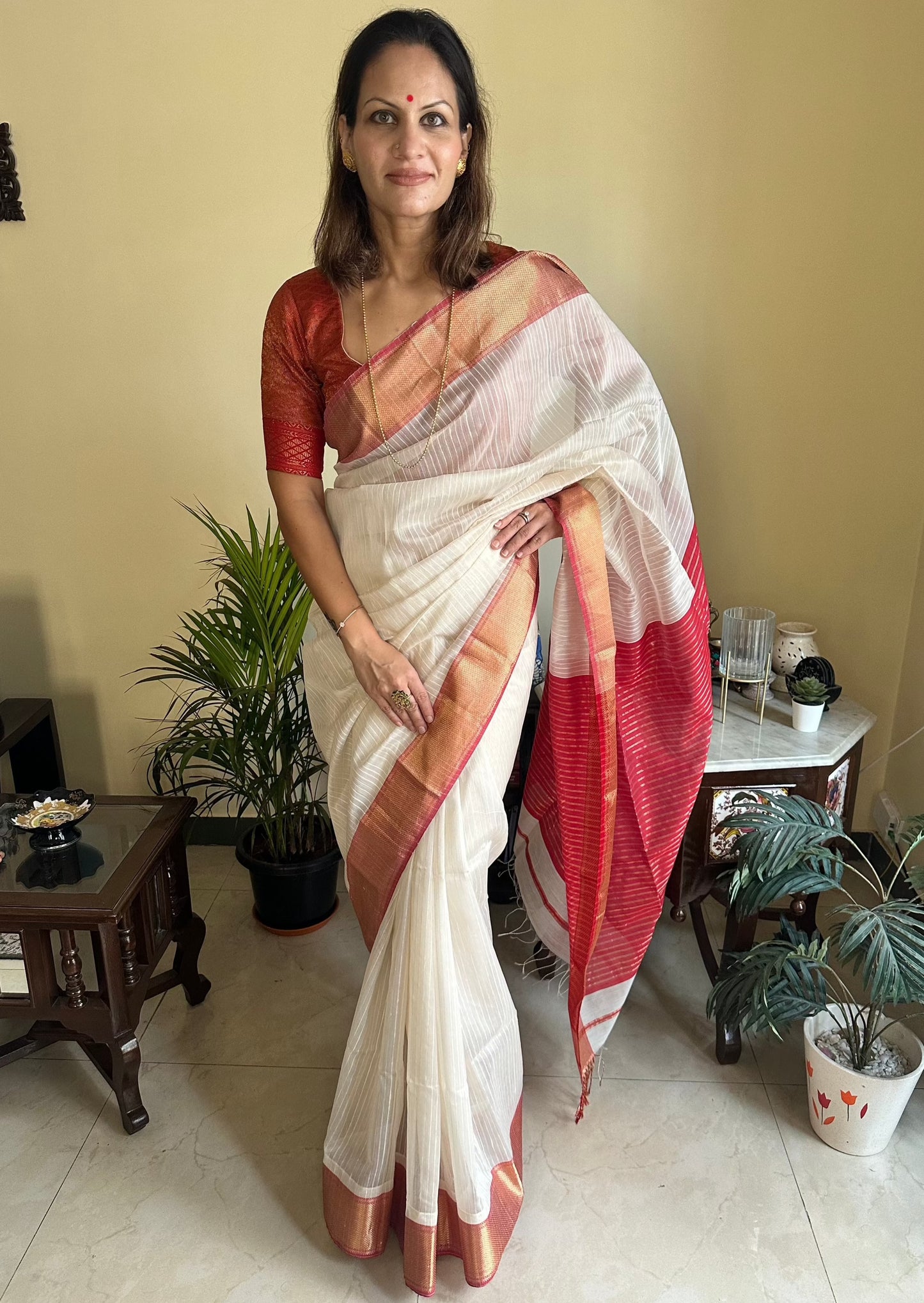 Handloom Maheshwari Sari with Woven Silk Lines - Raahini