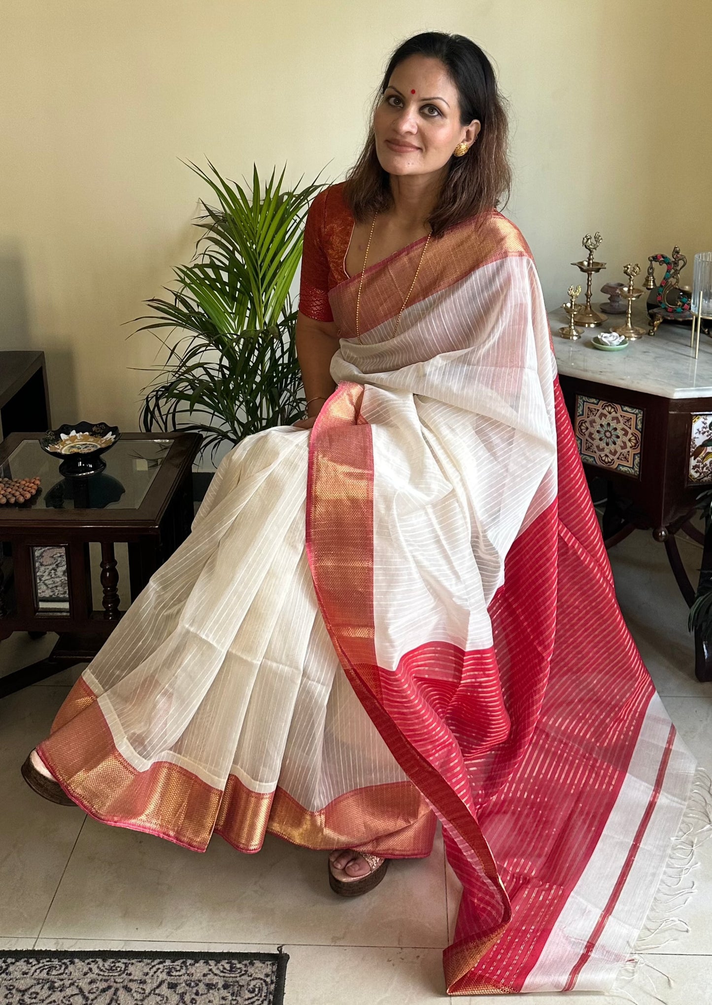 Handloom Maheshwari Sari with Woven Silk Lines - Raahini