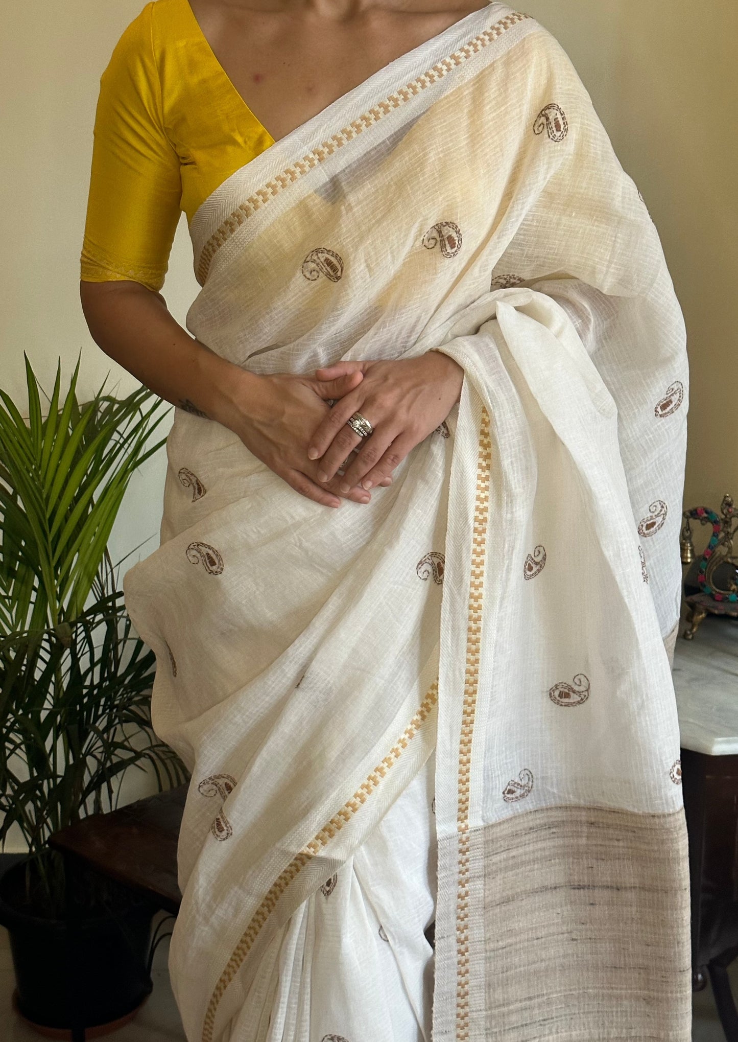 Handloom Pure Linen with Kaatha handwork Work, Gicha Pallu, & Pure Tassur Border - Raahini