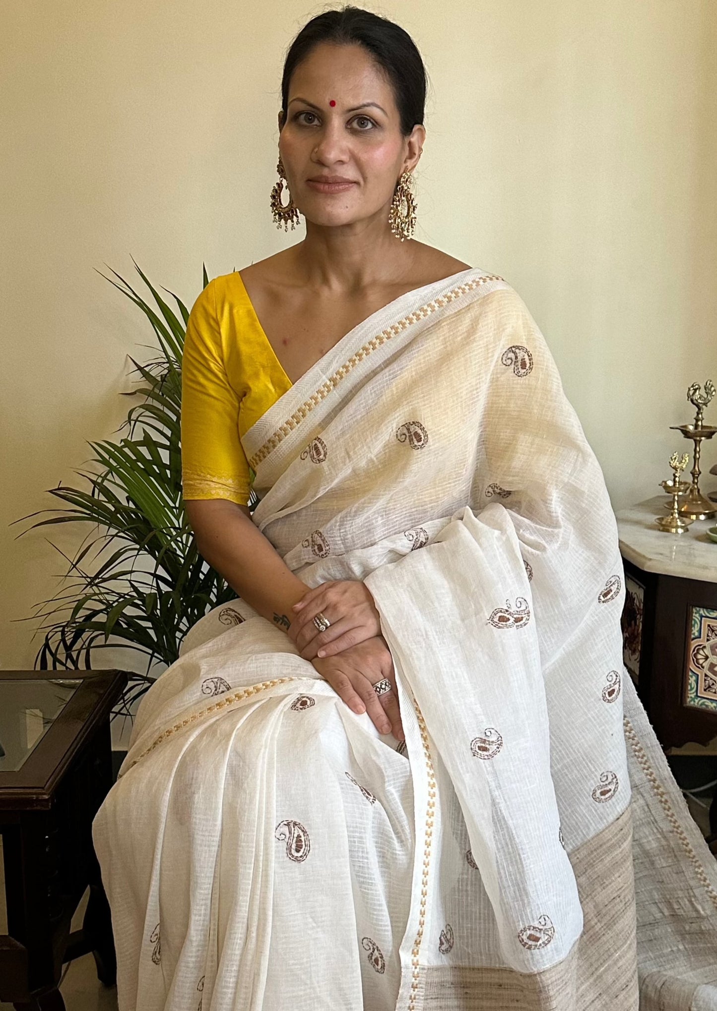 Handloom Pure Linen with Kaatha handwork Work, Gicha Pallu, & Pure Tassur Border - Raahini