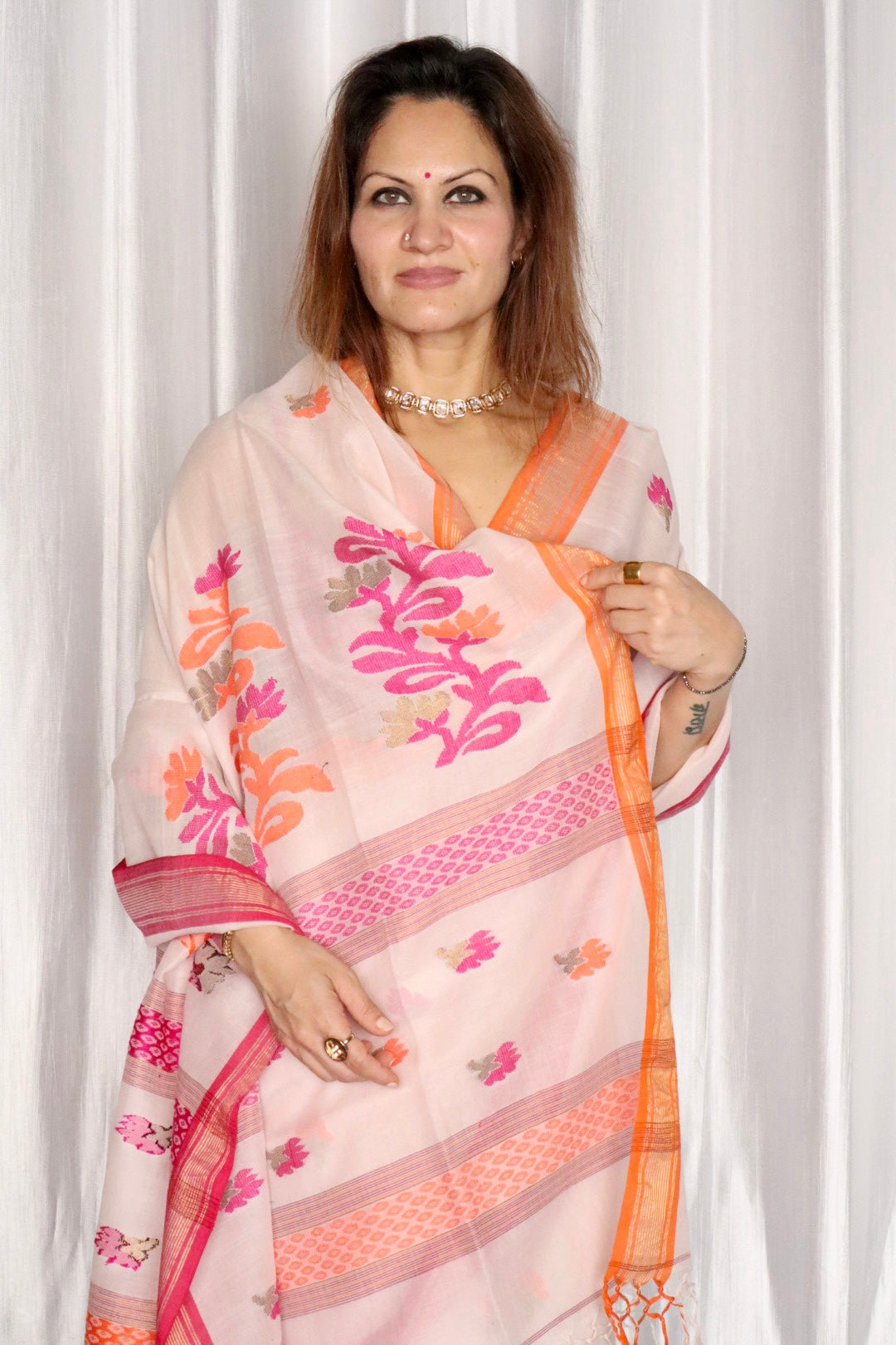Pinkish Beige Handloom Pure Cotton Jamdani Saree with Intricate Floral Work with Handloom Mark Card