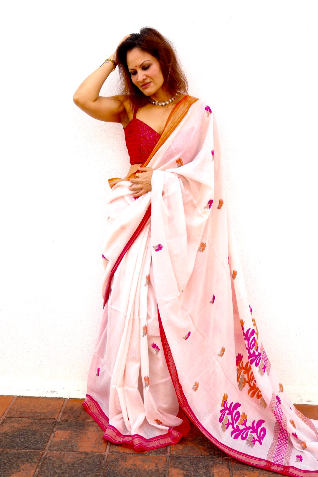Pinkish Beige Handloom Pure Cotton Jamdani Saree with Intricate Floral Work with Handloom Mark Card