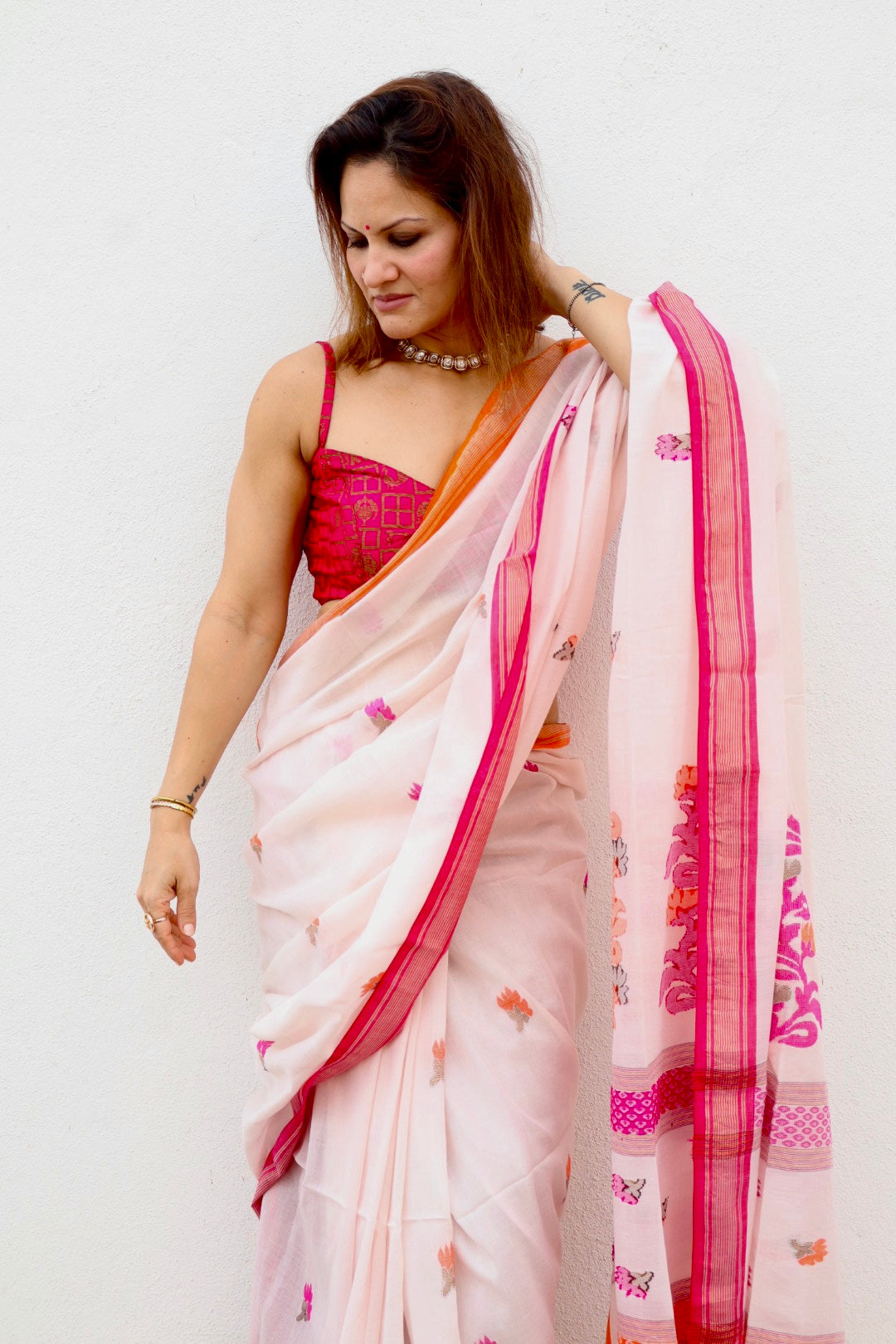 Pinkish Beige Handloom Pure Cotton Jamdani Saree with Intricate Floral Work with Handloom Mark Card