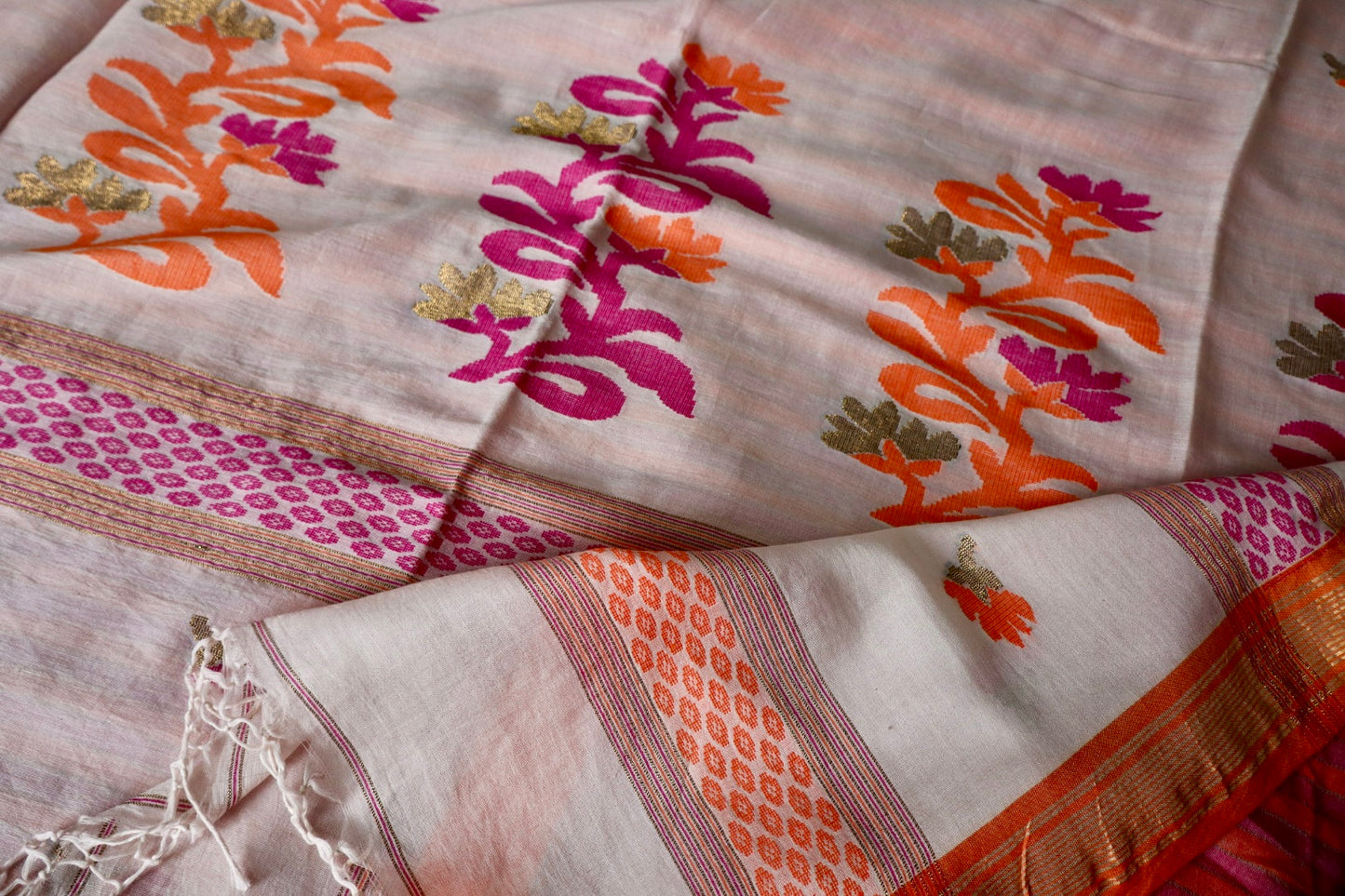 Pinkish Beige Handloom Pure Cotton Jamdani Saree with Intricate Floral Work with Handloom Mark Card