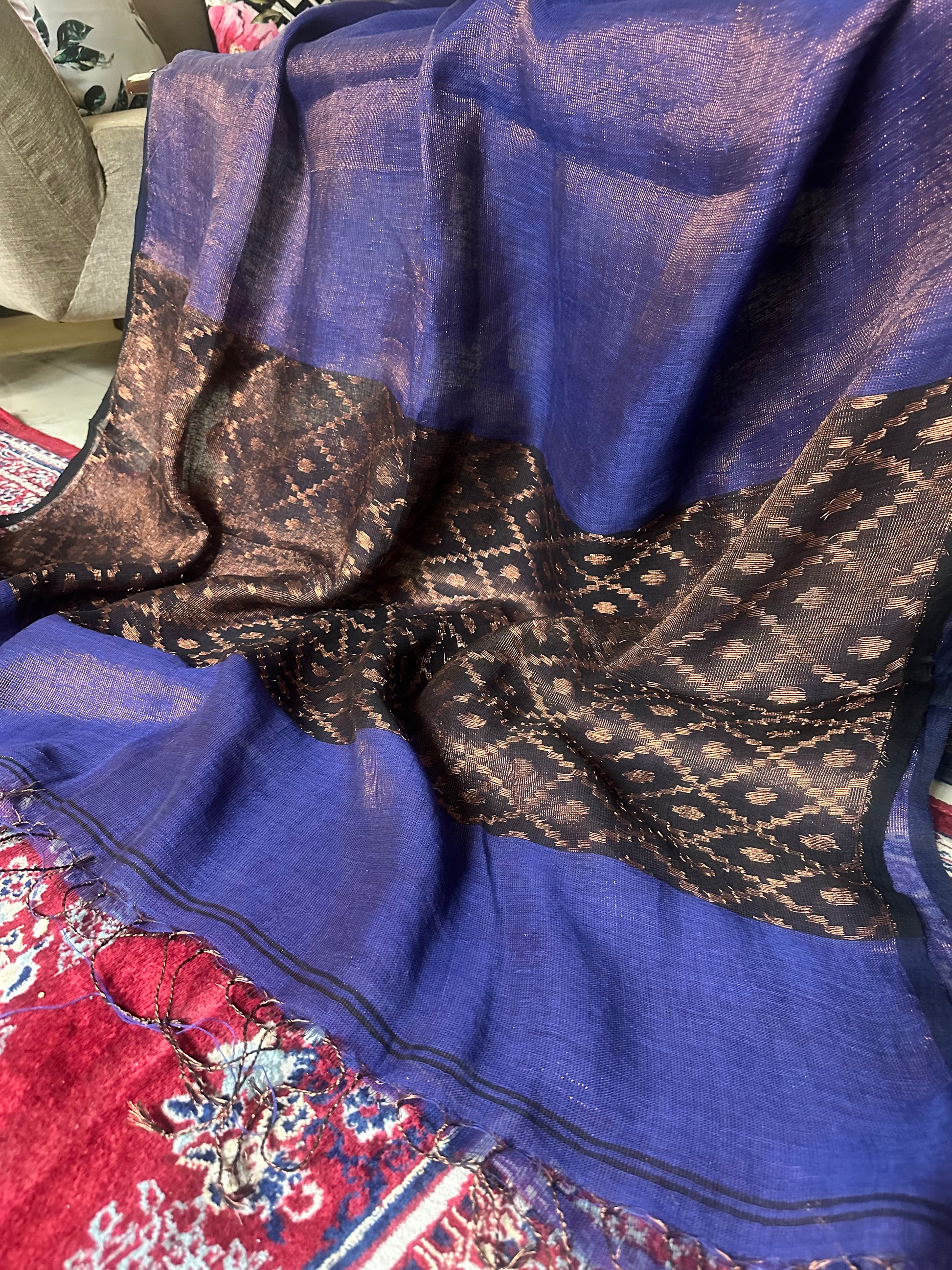 Handloom Linen Tissue with Contrast Zari Woven Pallu - Raahini